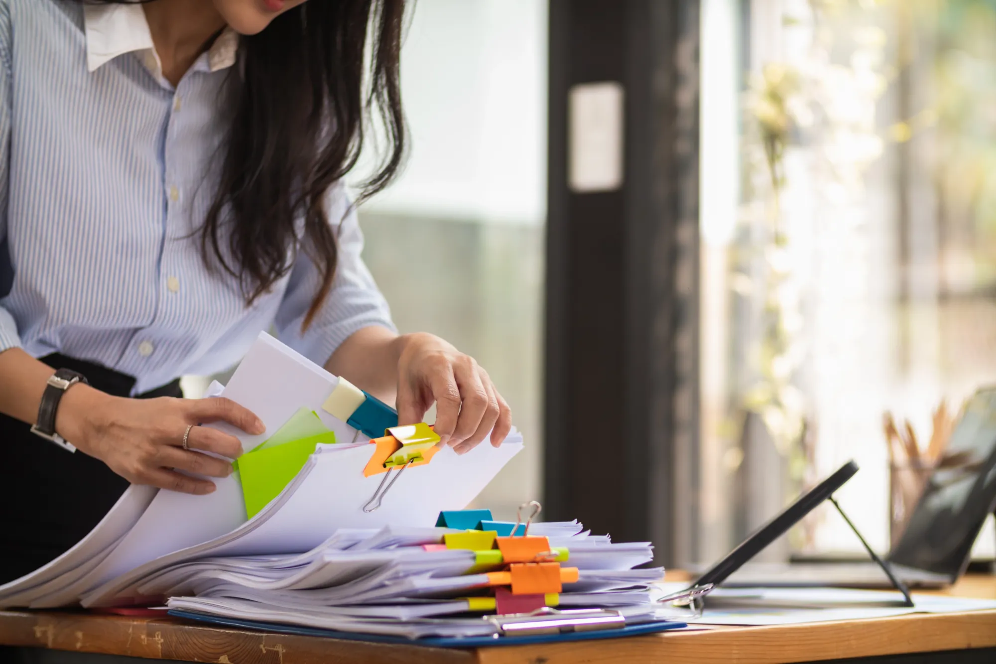 Documentos para solicitar o BPC LOAS para pessoas com autismo no INSS, incluindo laudos médicos e comprovante de renda