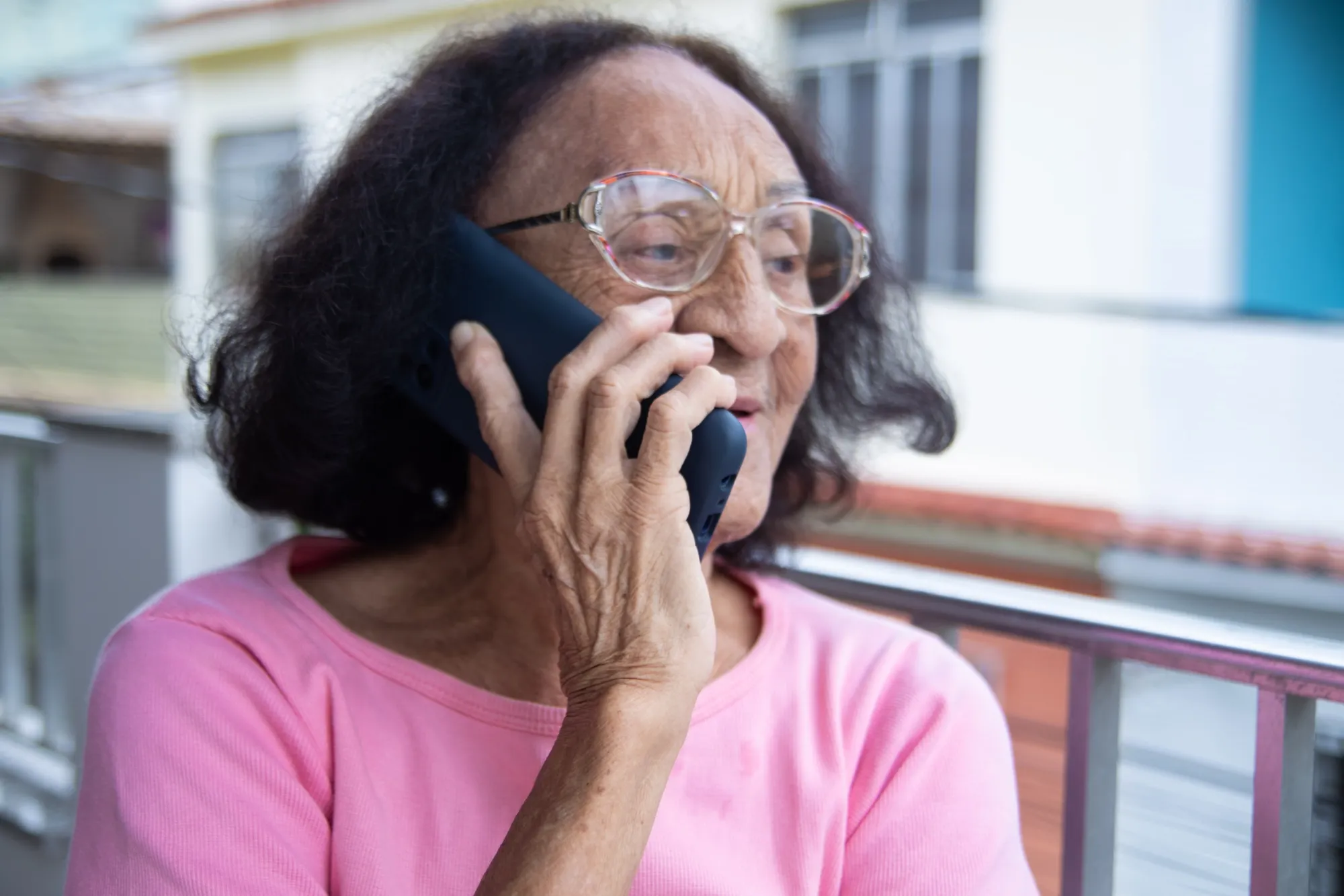 Idosa com mais de 65 anos buscando informações sobre o BPC, benefício assistencial previsto na LOAS para pessoas em situação de vulnerabilidade
