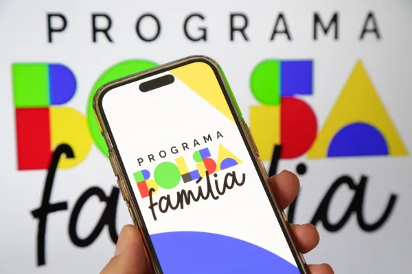 O aplicativo do Bolsa Família permite acompanhar os pagamentos, mas o BPC LOAS é solicitado separadamente pelo Meu INSS. É possível receber ambos, desde que os critérios sejam atendidos.