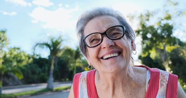 Mulher idosa sorrindo, representando beneficiária do BPC LOAS e exemplo de quem tem direito a receber o valor atualizado do BPC em 2025